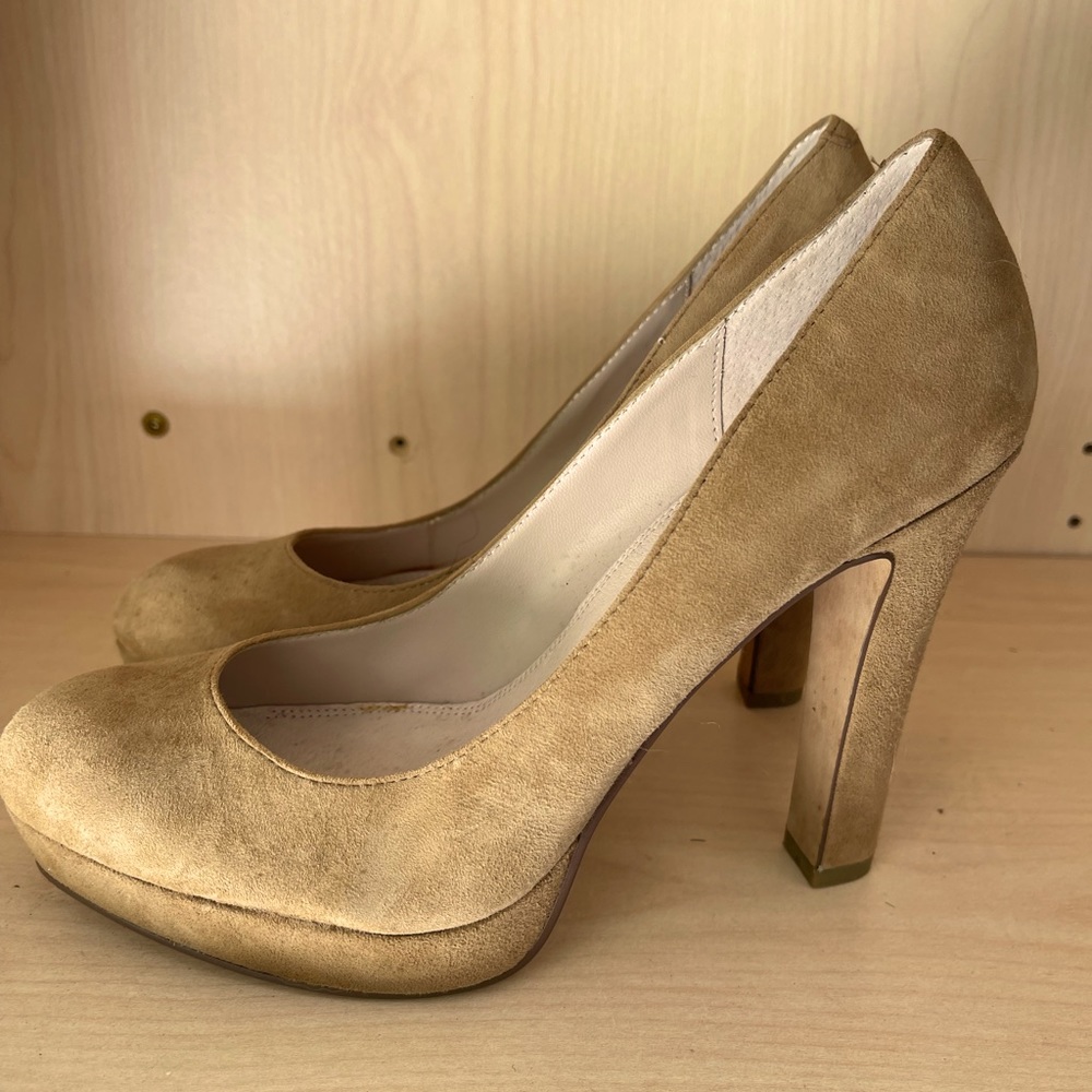 Wyeth NY Super soft beige tan suede platform pumps size 8 (great condition)